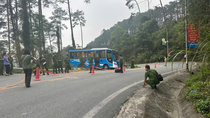 Vụ lật xe khách trên đèo Tam Đảo: 3 người tử vong