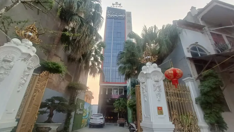 Bắt nhóm giam lỏng 18 cô gái trong quán karaoke, massage