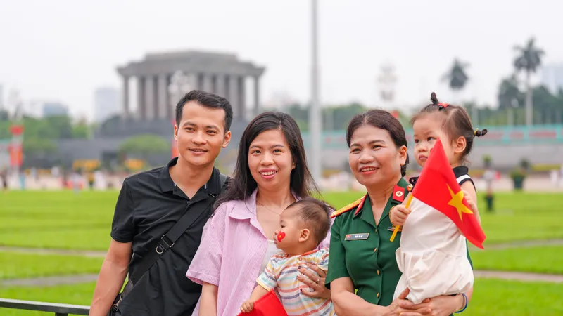 Quảng trường Ba Đình rực rỡ cờ đỏ sao vàng trong những ngày tháng Tư lịch sử