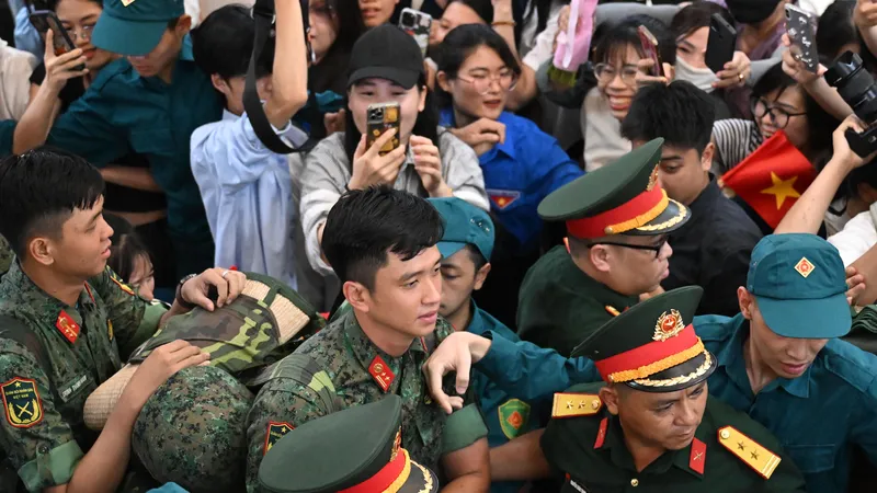 Bạn trẻ Hà Nội nồng nhiệt chào đón chiến sĩ về luyện tập diễu binh, diễu hành