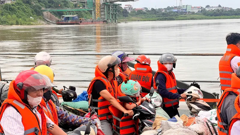 Phú Thọ: Quân đội dùng phà quân sự đưa người dân qua sông