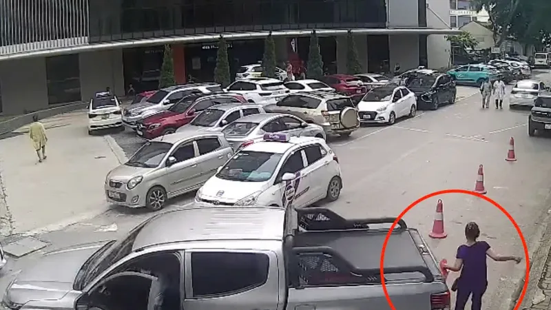 Một bệnh nhân bị xe bán tải lùi chèn qua người trong khuôn viên bệnh viện
