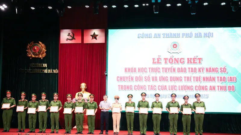 Trao giấy chứng nhận hoàn thành khóa học cho các chiến sĩ công an