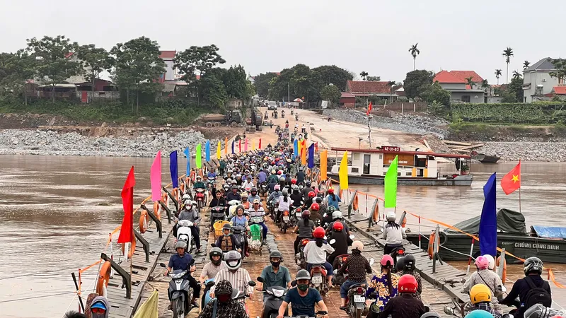 Nối lại cầu phao Phong Châu