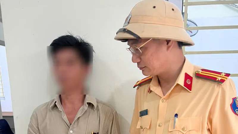 Chở con trên ô tô, người đàn ông vẫn dừng lại tiêm ma túy