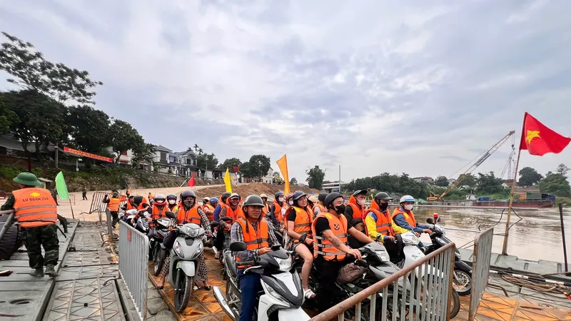 Vận hành lại phà quân sự ở khu vực cầu Phong Châu