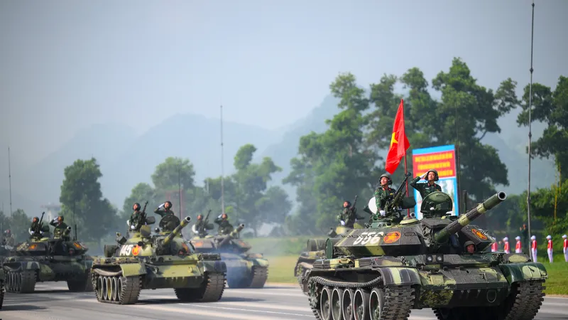 Mở đầu, khối xe tăng T62, T90S... tham gia tổng hợp luyện