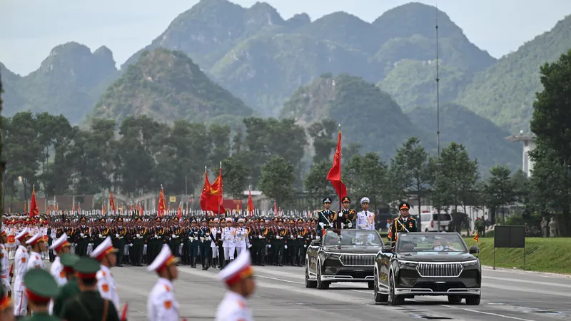 Các cán bộ, chiến sĩ hợp luyện diễu binh, diễu hành kỷ niệm 80 năm Cách mạng Tháng Tám, Quốc khánh 2-9