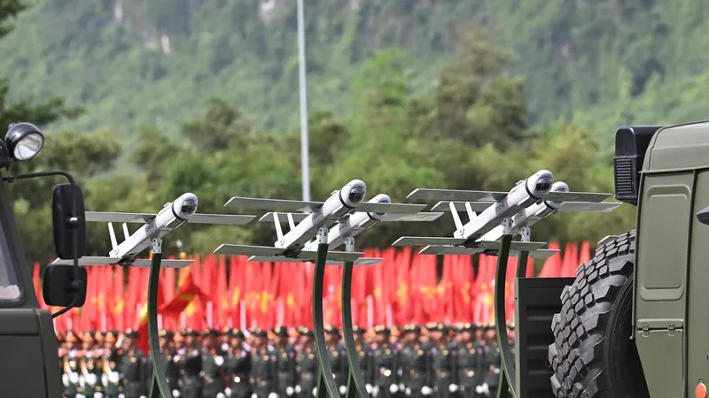 Ngắm loạt xe tăng, tên lửa, UAV xuất hiện trong buổi tổng hợp luyện diễu binh, diễu hành