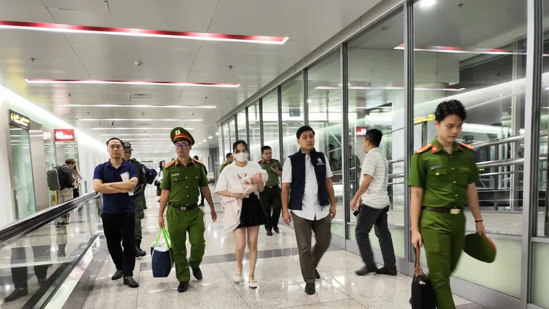 Vợ đối tượng Lê Khắc Ngọ (Mr Hunter) bị dẫn giải về Việt Nam