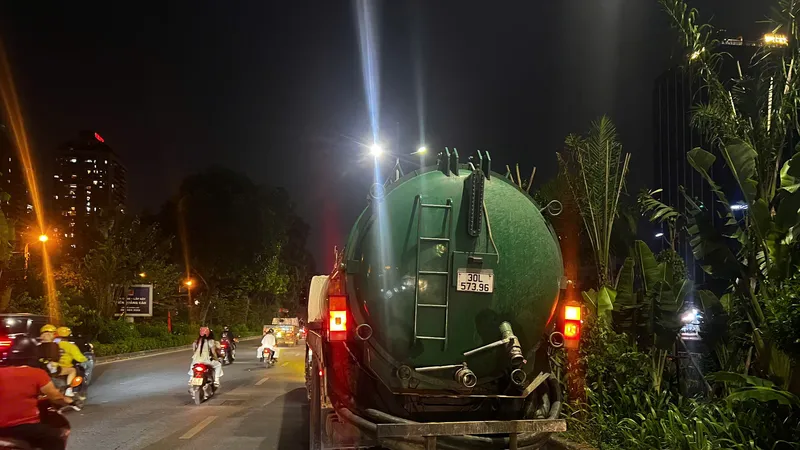 Đổ trộm 50m³ chất thải ra sông Tô Lịch