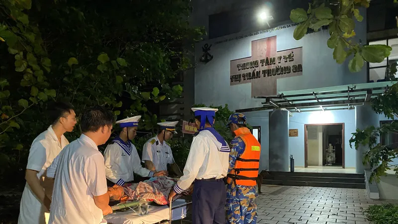 Bệnh xá Trường Sa kịp thời tiếp nhận ngư dân liệt tứ chi, khó thở
