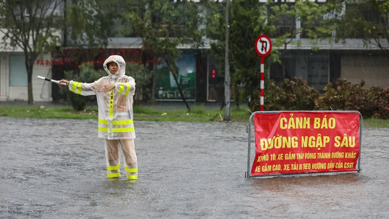 Công an Hà Nội khuyến cáo không di chuyển vào những điểm ngập úng