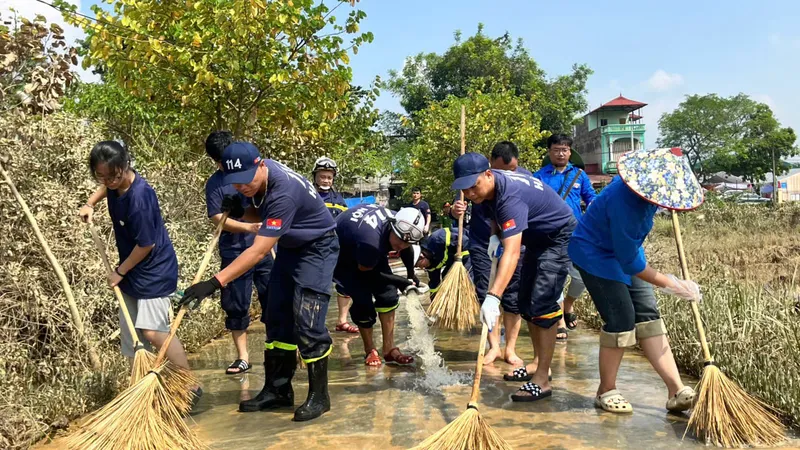 Công an, quân đội dọn dẹp, đẩy bùn đất giúp dân ổn định lại cuộc sống