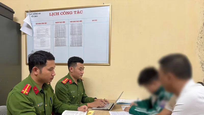 Cơ quan điều tra làm việc với nam sinh V.T.Đ. - Ảnh: CA Lào Cai