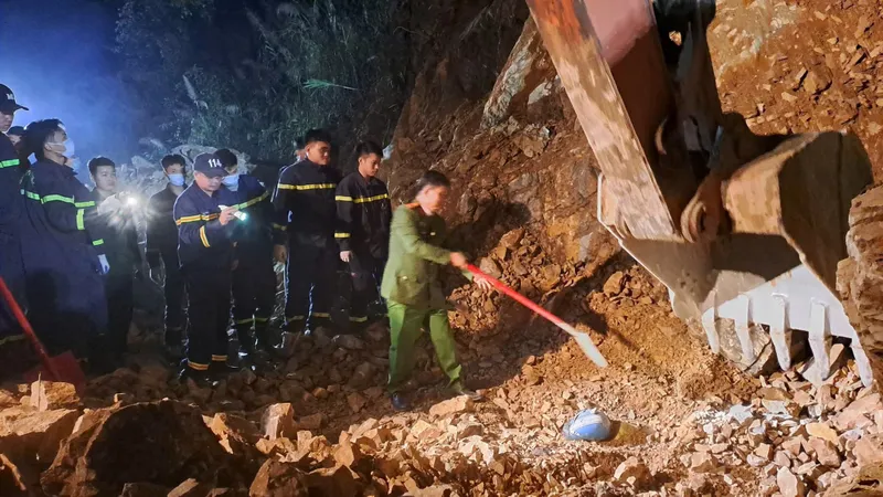 Tìm thấy nạn nhân thứ 3 trong vụ sạt lở đá ở Quốc lộ 6