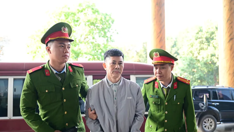 Các bị cáo được dẫn giải tới phiên tòa. Ảnh: ĐỖ TRUNG