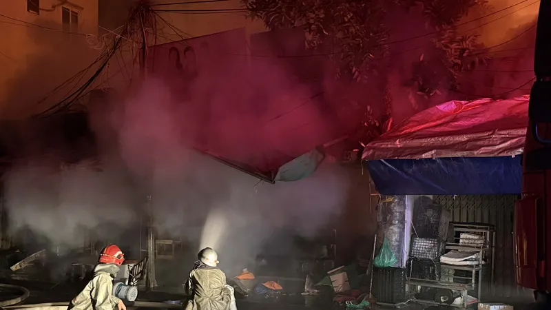Hà Nội: Cháy lớn ở chợ Xanh