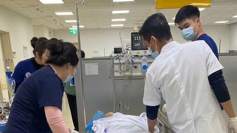 Cảnh sát kịp thời cứu người đàn ông nhảy cầu Vĩnh Tuy, Hà Nội 