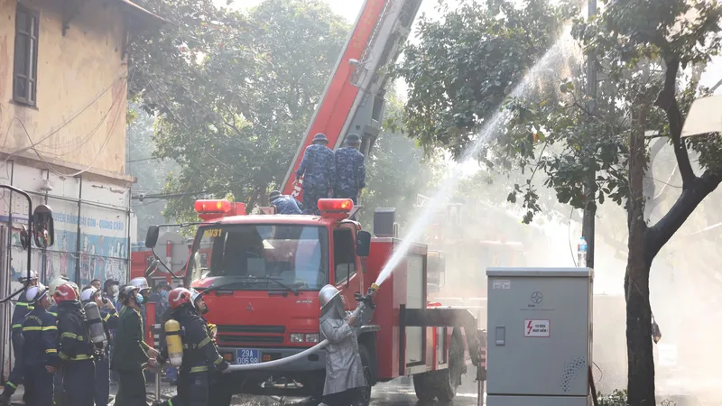 Hà Nội: Cháy nhà 7 tầng, khói đen bao trùm khu dân cư