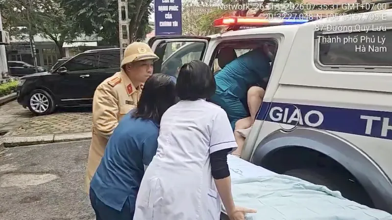 Cảnh sát giao thông hỗ trợ sản phụ chuyển dạ trên đường cao tốc