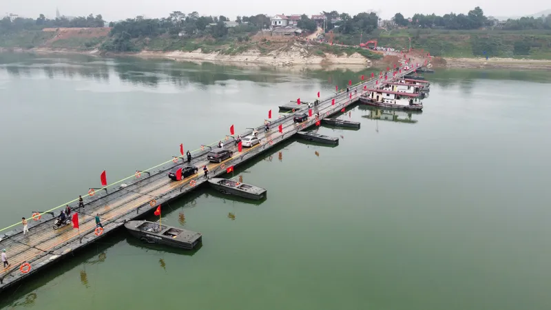 Thông xe cầu phao Đoan Hùng trên sông Lô