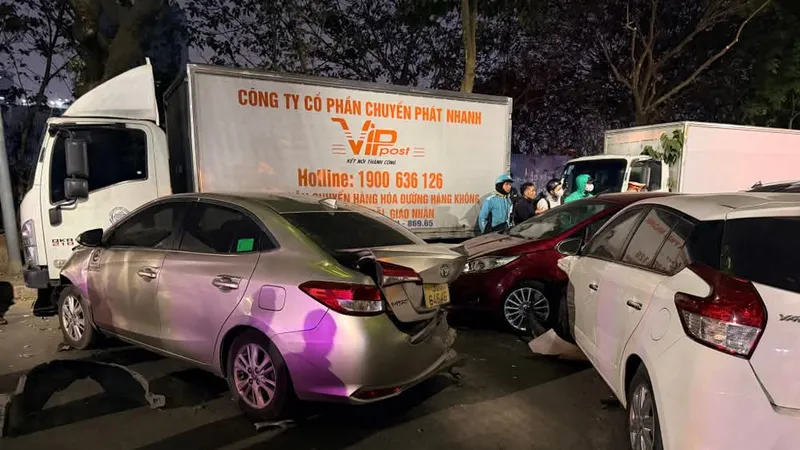 Hà Nội: Tài xế ô tô con gây tai nạn liên hoàn có nồng độ cồn