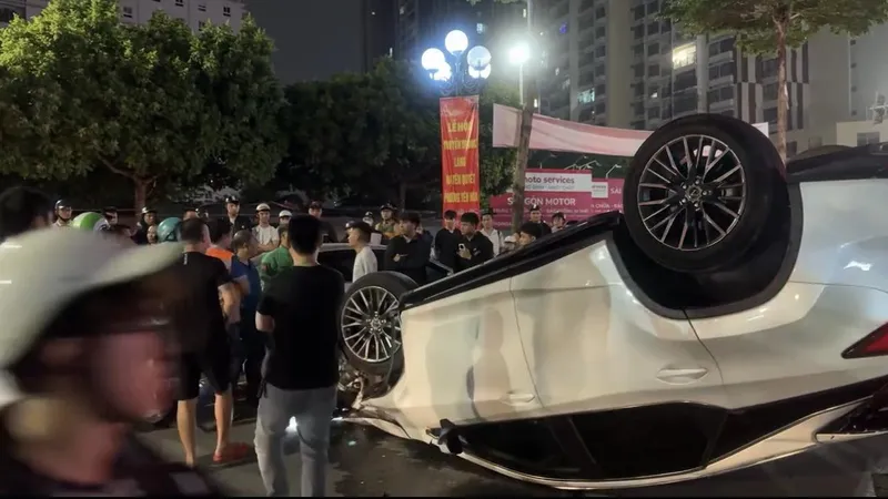 Tai nạn liên hoàn giữa 6 ô tô và 1 xe máy