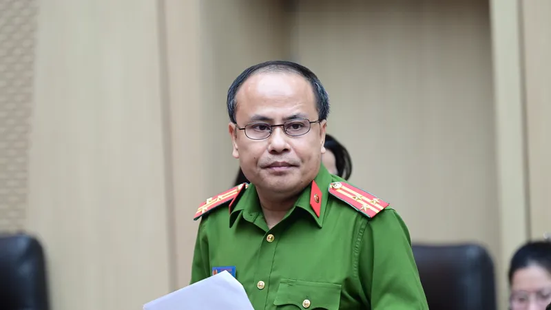 Thượng tá Hồ Văn Hùng thông tin tại buổi họp báo. Ảnh: ĐỖ TRUNG
