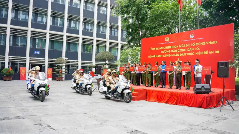 Đoàn viên Bộ Công an ra quân chiến dịch mùa hè số cùng VNeID