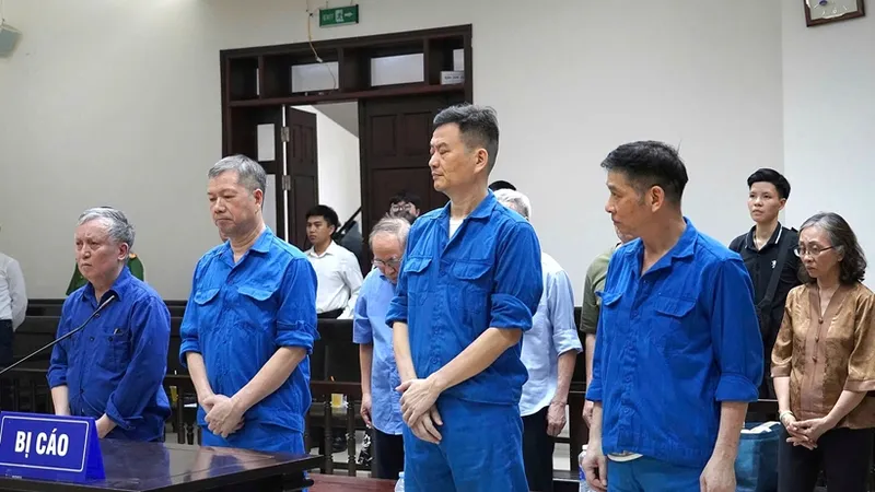 Các bị cáo trong phiên tòa phúc thẩm. Ảnh: HỒNG NGUYÊN