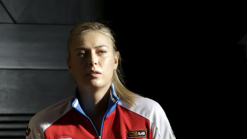Maria Sharapova trong màu áo tuyển Nga ở Fed Cup