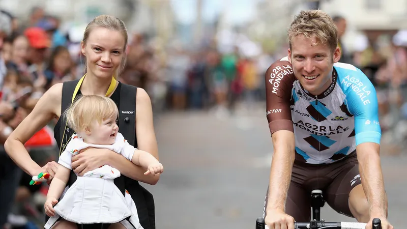 Jan Bakelants cùng với bạn gái và con gái ở Tour de France 2017