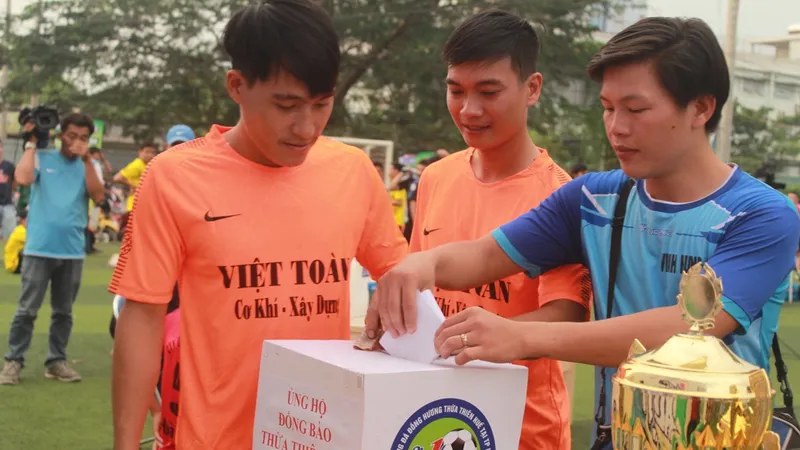 Các cầu thủ quyên góp từ thiện cho đồng bào lũ lụt quê nhà