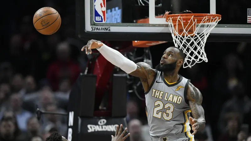 LeBron James ngăn chận pha lên rổ quyết định