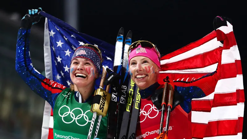 Niềm vui chiến thắng của Kikkan Randall và Jessie Diggins 