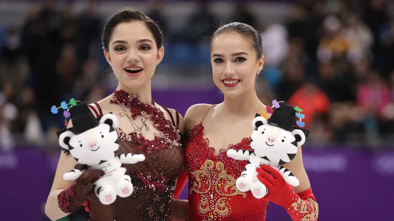 Alina Zagitova (phải) và người đồng hương giành HCB Evgenia Medvedeva