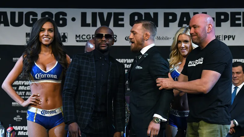 Dana White (ngoài cùng bên phải) trong buổi họp báo trước trận Mayweather - McGregor