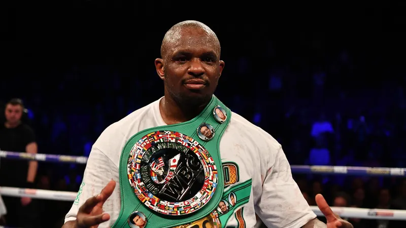 Dillian Whyte khoe đai vô địch WBC (Silver)
