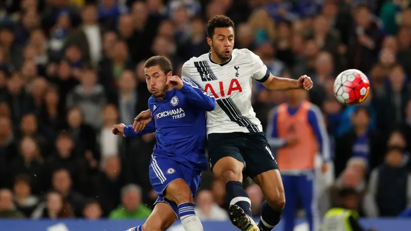Hazard (trái) luôn tỏa sáng khi đối đầu với Tottenham