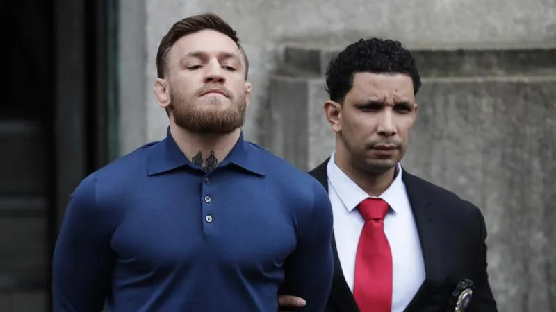 Conor McGregor bị cảnh sát còng tay áp giải khỏi đồn
