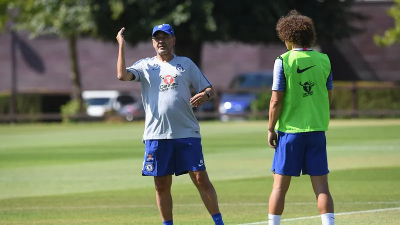HLV Sarri đang làm việc với David Luiz trong 1 buổi tập gần đây