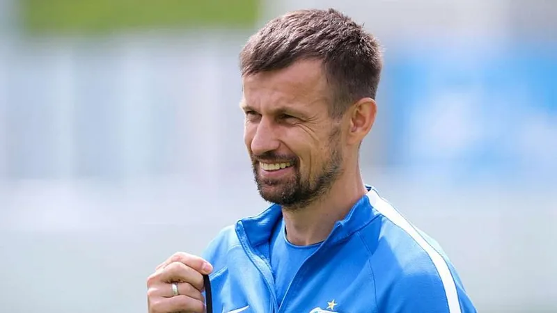 HLV Sergei Semak đang cười rất tươi