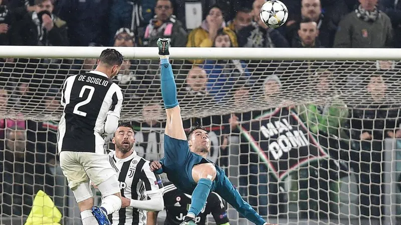Cú "xe đạp chổng ngược" của Ronaldo