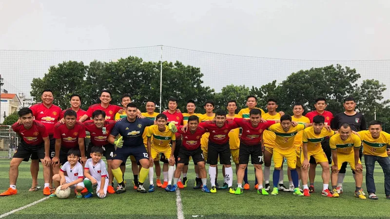 Đánh Không Đá FC (áo đỏ) và Chelsea Saigon All Stars trước trận đấu