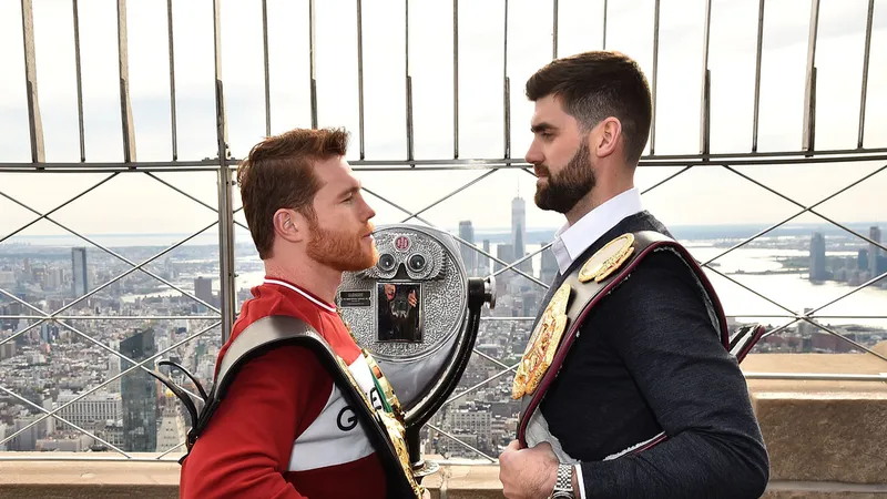 Canelo Alvarez (trái) mặt đối mặt với Rocky Fielding trên đỉnh Tòa nhà Empire State ở New York