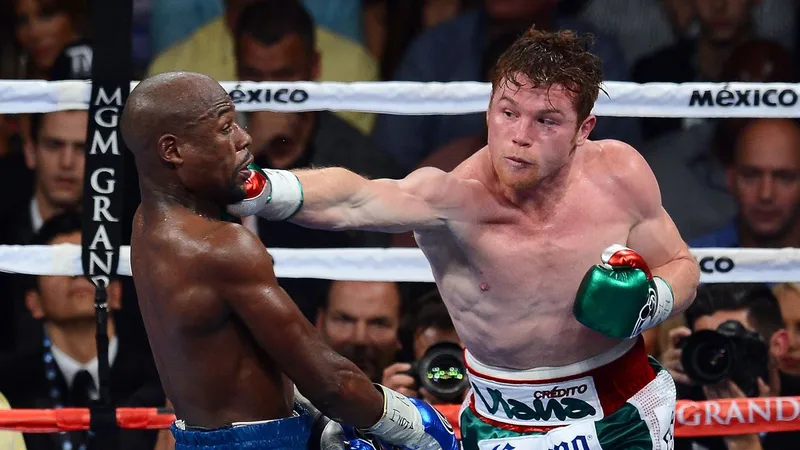 Alvarez tung đòn về phía Mayweather trong trận đấu hồi năm 2013