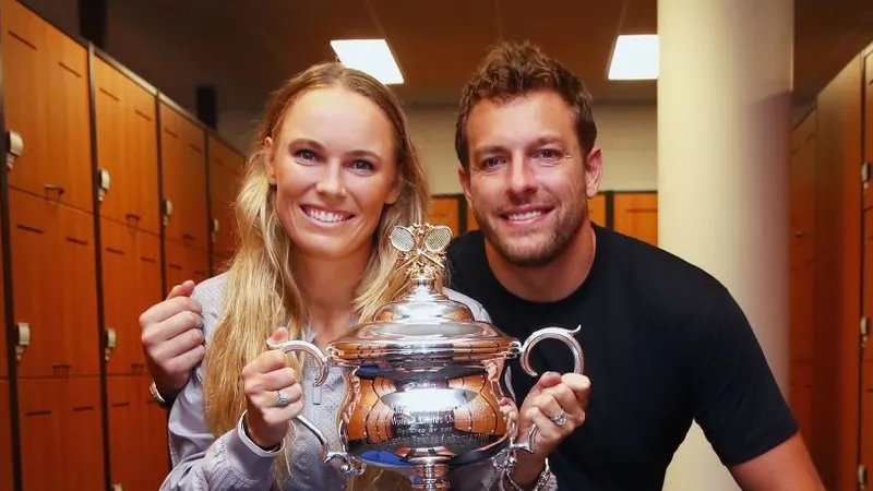Caroline Wozniacki và David Lee với chiếc cúp vô địch Australian Open 2018
