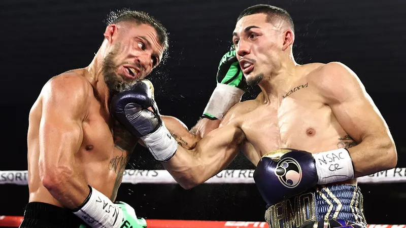 Lomachenko trúng quyền từ Lopez