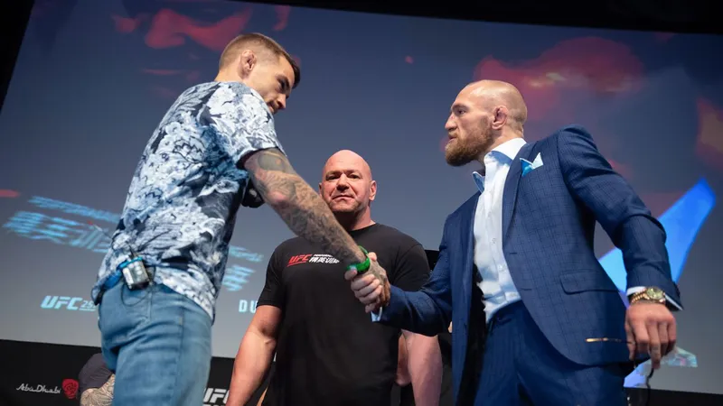 McGregor (vét xanh) bắt tay Poirier trước sự kiện UFC 257, được dự báo sẽ mang lại lợi nhuận khổng lồ